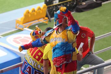 Los hinchas de la Selección Colombia acompañan al equipo en su partido ante Ecuador por las Eliminatorias Sudamericanas en el Metropolitano.