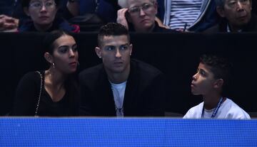 Cristiano made the most of the international break to watch the Djokovic v Isner match at the ATP Finals in London with Georgina Rodríguez and his eldest son.