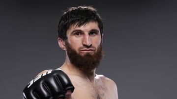 Magomed Ankalaev posa para su pelea titular en UFC.