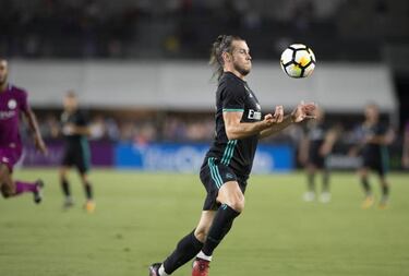 Cristiano Ronaldo's boots look too big for Bale