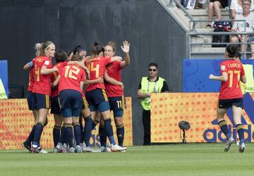 Dos minutos después de marcar Rapinoe el conjunto español aprovechó un error en la salida de balón estadounidense y Jenni de vaselina bate a Naeher.