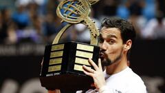 El italiano Fabio Fognini posa con el trofeo de campe&oacute;n tras vencer al chileno Nicol&aacute;s Jarry hoy, domingo 4 de marzo de 2018, en la final del Torneo ATP 250 Brasil Open 2018, que se disputa en la ciudad de Sao Paulo (Brasil).