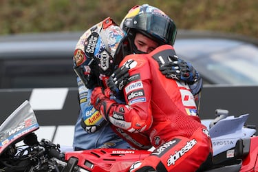 Emotivo abrazo entre Marc Márquez y su hermano, Álex Márquez tras el final de carrera en el circuito de Motegi.