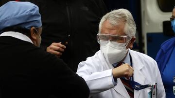 Santiago19 junio 2020 El ministro de Salud, Enrique Paris, visita Centro de Salud Familiar Salvador Bustos, donde constata estrategias desplegadas desde la Atención Primaria de Salud en el marco del plan de acción Covid-19. Javier Salvo / Aton Chile