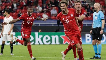 Bayern Munich's Spanish midfielder Javier Martinez (2nd - R) celebrates scoring the 2-1 goal with his team-mates during extra time the UEFA Super Cup football match between FC Bayern Munich and Sevilla FC at the Puskas Arena in Budapest, Hungary on S