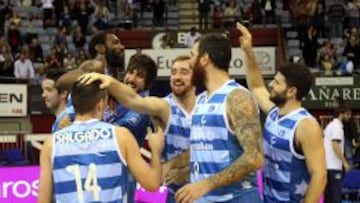 Los jugadoes del Lagun Aro GBC celebran su victoria ante el CAI Zaragoza en el partido de la decimotercera jornada de la Liga ACB disputado en el Donostia Arena.