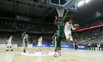 Ayón con el balón. 