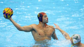El jugador espa?ol de waterpolo Alberto Munarriz lanza ante Niall Wheeler en el partido de los Mundiales de Fukuoka entre Espa?a y Sud¨¢frica.