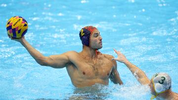 El jugador español de waterpolo Alberto Munarriz lanza ante Niall Wheeler en el partido de los Mundiales de Fukuoka entre España y Sudáfrica.