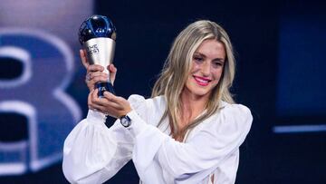 Alexia Putellas, con el último premio The Best que ha recogido este año.