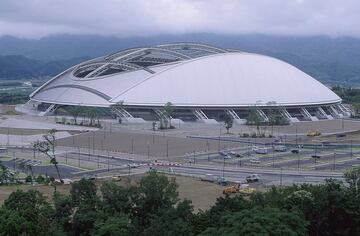 Oita. 40.000 espectadores. Estilo domo, como el de Sapporo, abrió sus puertas en 2001 para la Copa del Mundo de fútbol de 2002. Look futurista y casa del Oita Trinita de la segunda japonesa de fútbol.