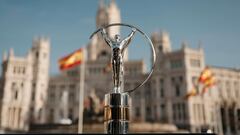 La estatuilla de los Laureus, delante del Palacio de Cibeles, el ayuntamiento de Madrid donde se entregan los Premios.