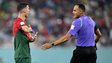 El árbitro estadounidense Ismail Elfath causó mucha controversia después de anular un gol a Cristiano Ronaldo en su debut en Qatar 2022.