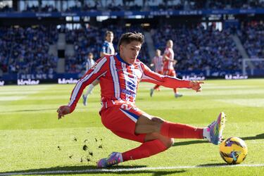 Giuliano Simeone en una jugada. 
