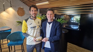 Dani Parejo recoge el Premio FutbolJobs a la 'Trayectoria Deportiva' de manos del fundador de FutbolJobs, Valentn Botella Nicols.