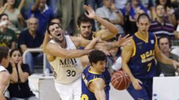 Bourousis en disputa con Antelo y San Miguel.