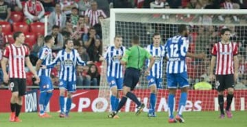 Álex Bergantiños protestó el tanto que anuó el árbitro Gil Manzano.