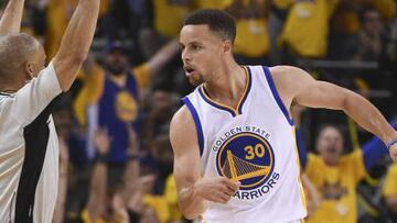 Stephen Curry celebra una canasta durante el Golden State Warriors-Houston Rockets.