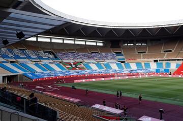 GRAF6228. SEVILLA (ESPAÑA), 02/04/2021.- Vista del Fondo Norte del estadio de La Cartuja, asignado a la Real Sociedad, antes del entrenamiento oficial de este viernes en Sevilla, donde mañana se enfrentarán al Athletic Club en la Final de la Copa del Rey 