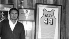 Jerry West salió por la puerta de atrás de unos Lakers a los que les dedicó su vida y donde tiene retirado el número 44