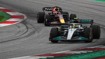 Hamilton rueda por delante de Verstappen durante el GP de Austria de F1.