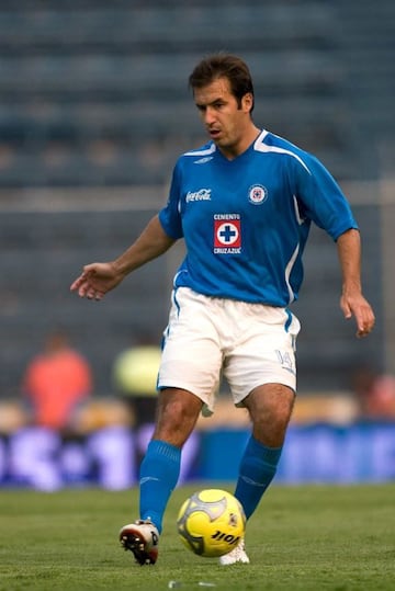 Aunque salió y se consolidó en Pumas, tuvo un breve paso con Cruz Azul y le dio solidez en la parte baja.