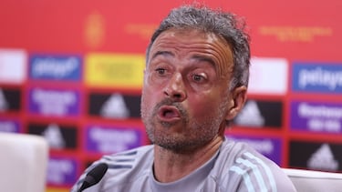 Luis Enrique, descalzo y sin camiseta
