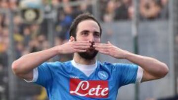 Gonzalo Higua&iacute;n celebra el 0-4.