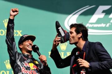 Mark Webber bebe champagne de la bota de Daniel Ricciardo.