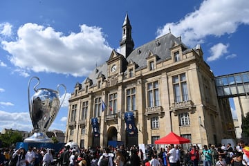 Réplica de 'La Orejona' por las calles de París. 