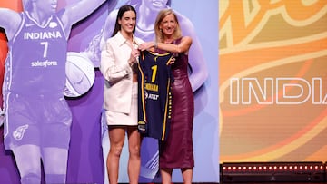 Caitlin Clark posa con Cathy Engelbert, comisionada de la WNBA, tras ser elegida como número uno del draft por Indiana Fever.