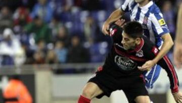 El centrocampista del RCD Espanyol, José Baena (d), lucha el balón con el portugués Luis Miguel "Pizzi", del Deportivo de La Coruña, durante el encuentro, correspondiente a la décimo séptima jornada de Liga en Primera División, que disputan los dos equipos, esta noche, en el estadio de Cornella-Prat, en Barcelona.