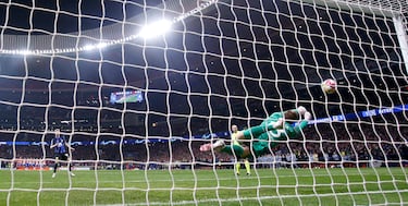 Jan Oblak detiene el quinto penalti de la tanda lanzado por Davy Klaassen.
