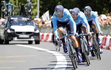 El BMC gana la contrarreloj y viste de amarillo a Van Avermaet