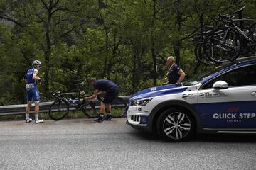 Un mecánico cambia una rueda de la bicicleta del belga Julien Vermote.