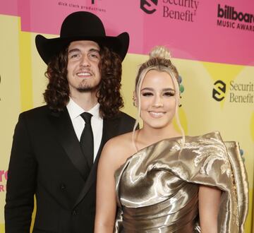 Así fue la alfombra roja de los Billboard Music Awards 2021: The Weeknd, Jonas Brothers y más