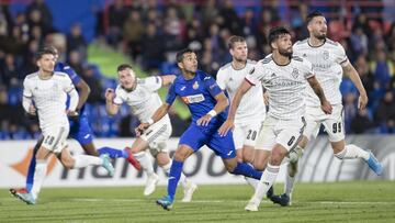 Omar Alderete jugando contra el Getafe en su etapa en el Basilea suizo.