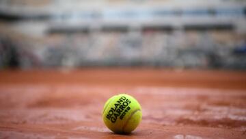 Imagen de una pelota sobre la arcilla de la pista Philippe Chatrier de Roland Garros.