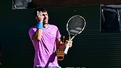 Carlos Alcaraz trata de zafarse de las abejas en Indian Wells.