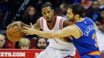 Calderón trata de robar el balón a Ariza.