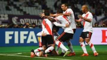 Los jugadores de River celebran con Lucas Alario el único gol del partido.