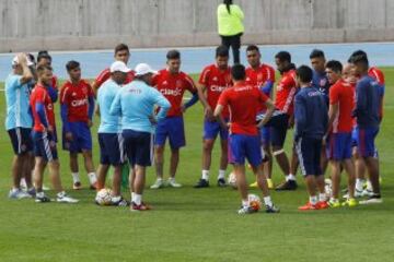 Hinchas de Universidad de Chile realizan banderazo en el Estadio Nacional, previo al Superclásico del domingo 02 de Octubre del 2016.
