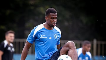 Carlos Cuesta salió lesionado en el último partido de Genk y preocupa a la Selección Colombia.