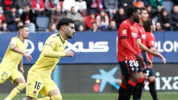 PAMPLONA, 24/11/2024.- El centrocampista del Villarreal Alex Baena (2i), celebra su gol durante el partido de la jornada 14 de LaLiga disputado entre Osasuna y Villarreal este domingo en el estadio de El Sadar. EFE/Jesús Diges