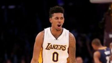 Nick Young, celebra una cansasta con los Lakers.
