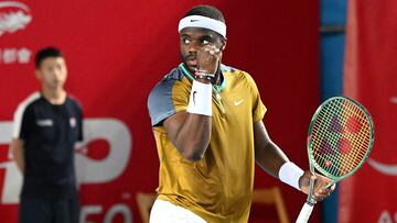 Frances Tiafoe en su partido con Miomir Kecmanovic en Hong Kong.