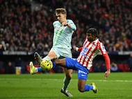 Diego Llorente disputa un balón con Ademola Lookman el pasado fin de semana.