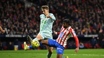 Diego Llorente disputa un balón con Ademola Lookman el pasado fin de semana.