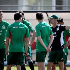 Los 12 jugadores del Tri que no viajarán a Surinam