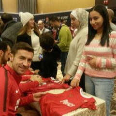 El Atlético firmó fotos y camisetas a 100 hinchas de Al Alhy